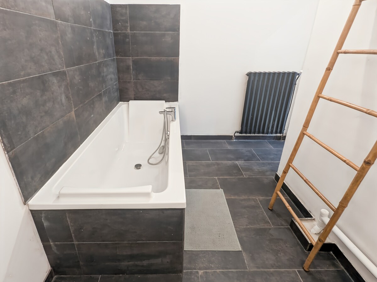Salle de bain avec baignoire
